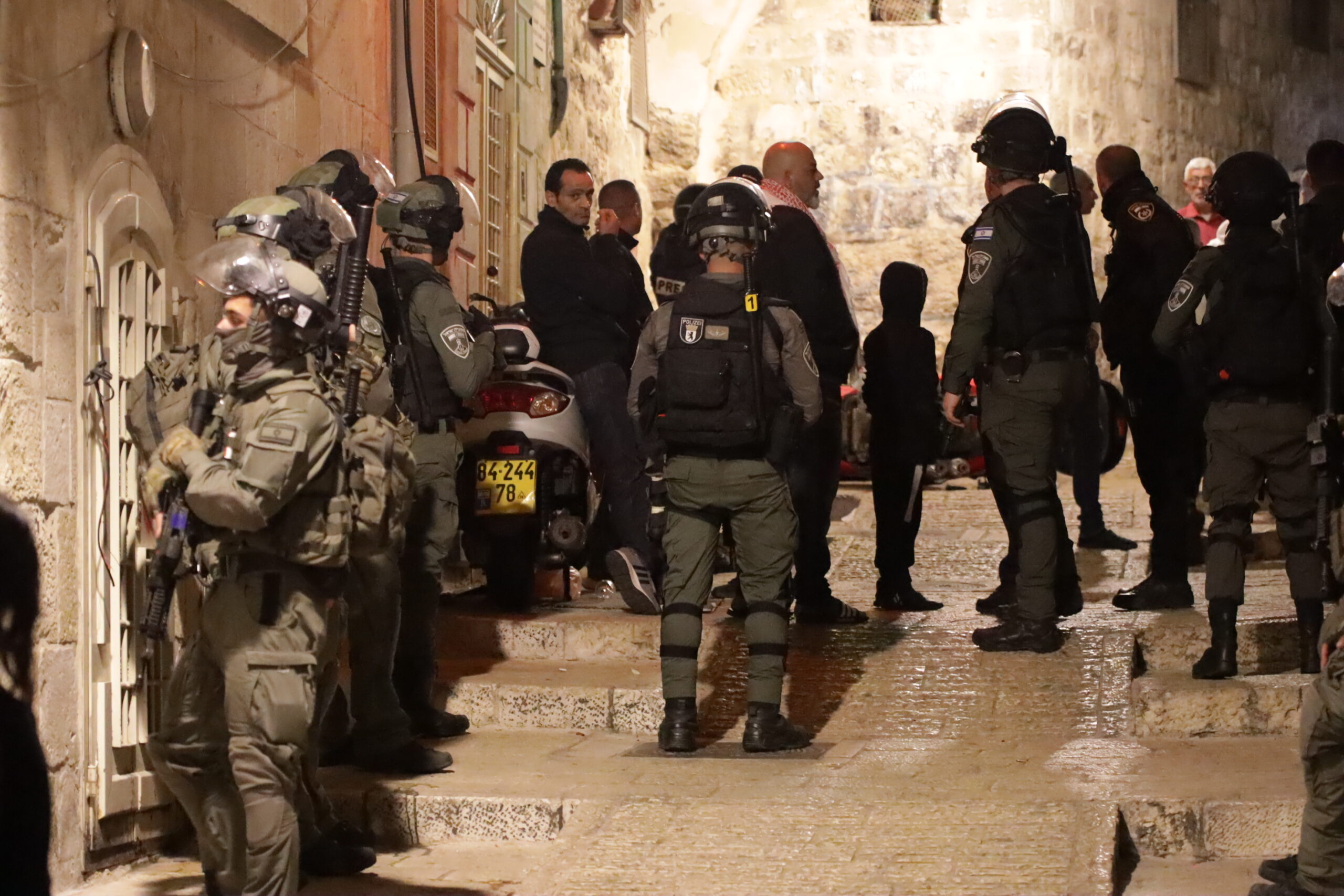 Palestine: Israeli settlers storm Al-Aqsa mosque after Israeli police forcibly remove Palestinian worshippers