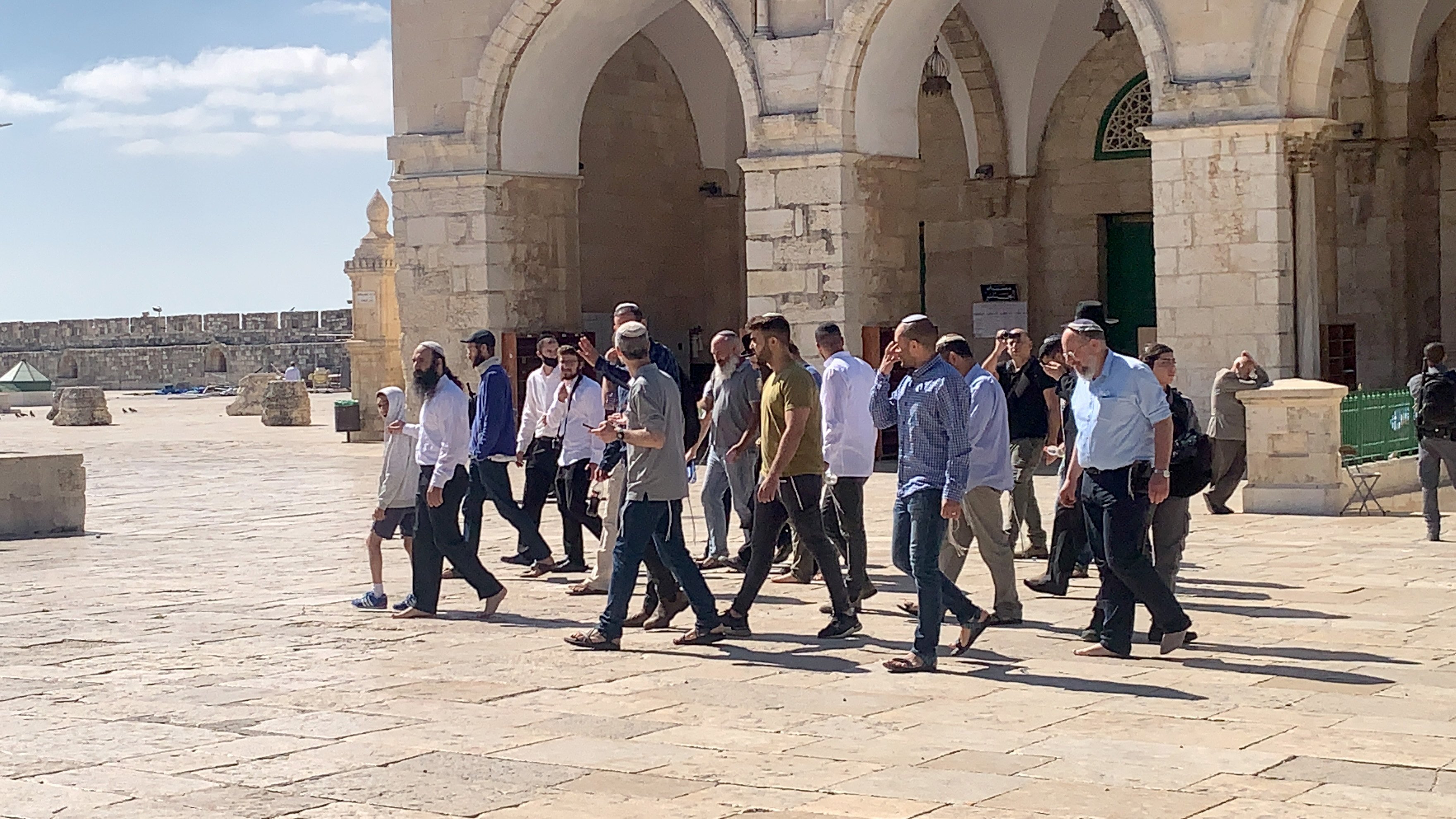 Palestine: Dozens of Israeli settlers storm Al-Aqsa Mosque complex