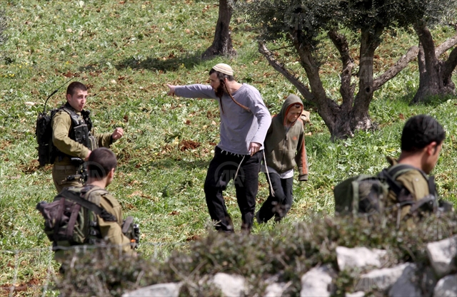 Palestine: Jewish settlers attack Palestinian farmers in West Bank