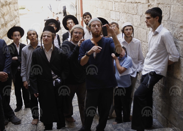 Palestine: Dozens of settlers storm Al-Aqsa Mosque compound
