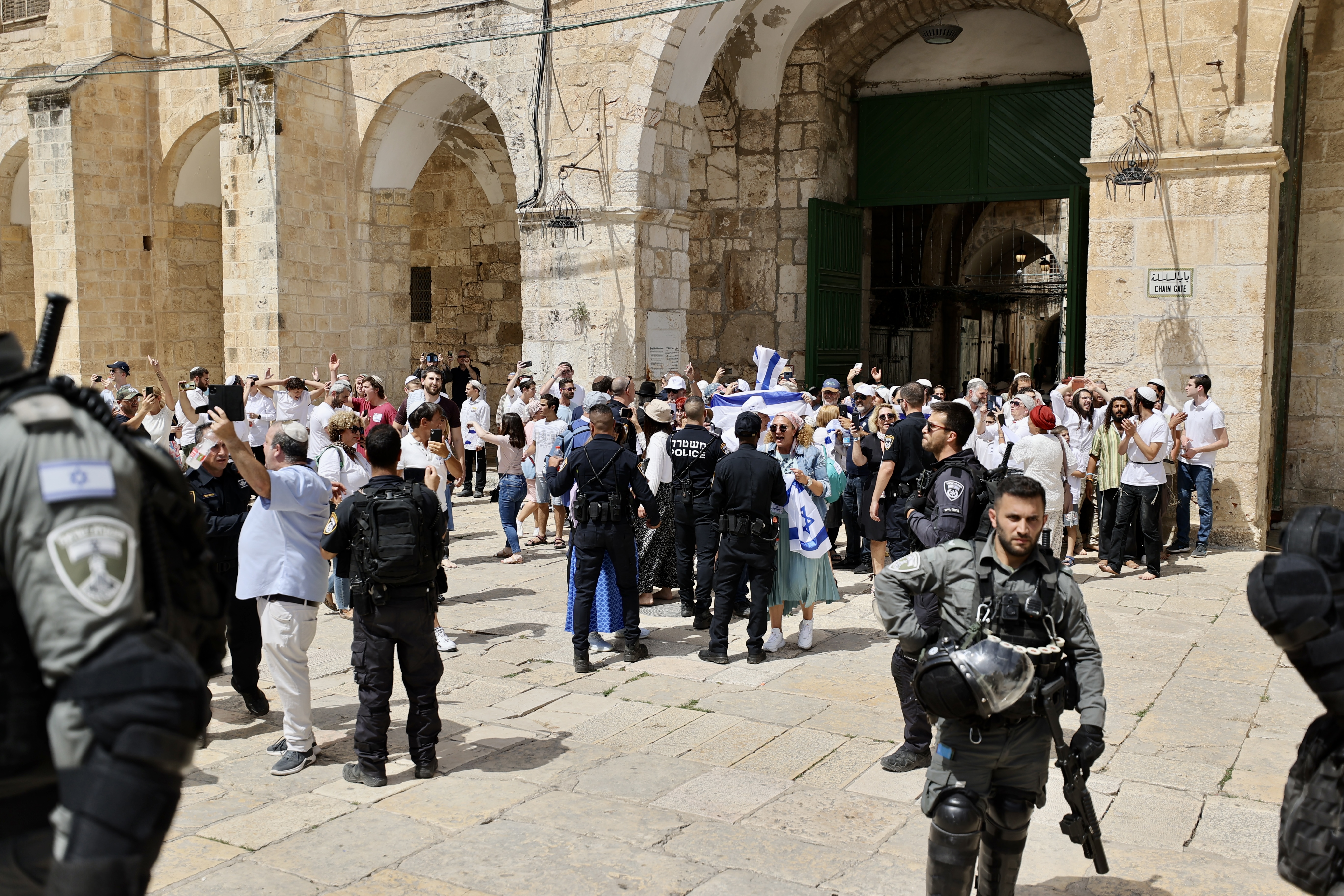 Palestine: Over 1000 Israeli settlers storm Al-Aqsa complex
