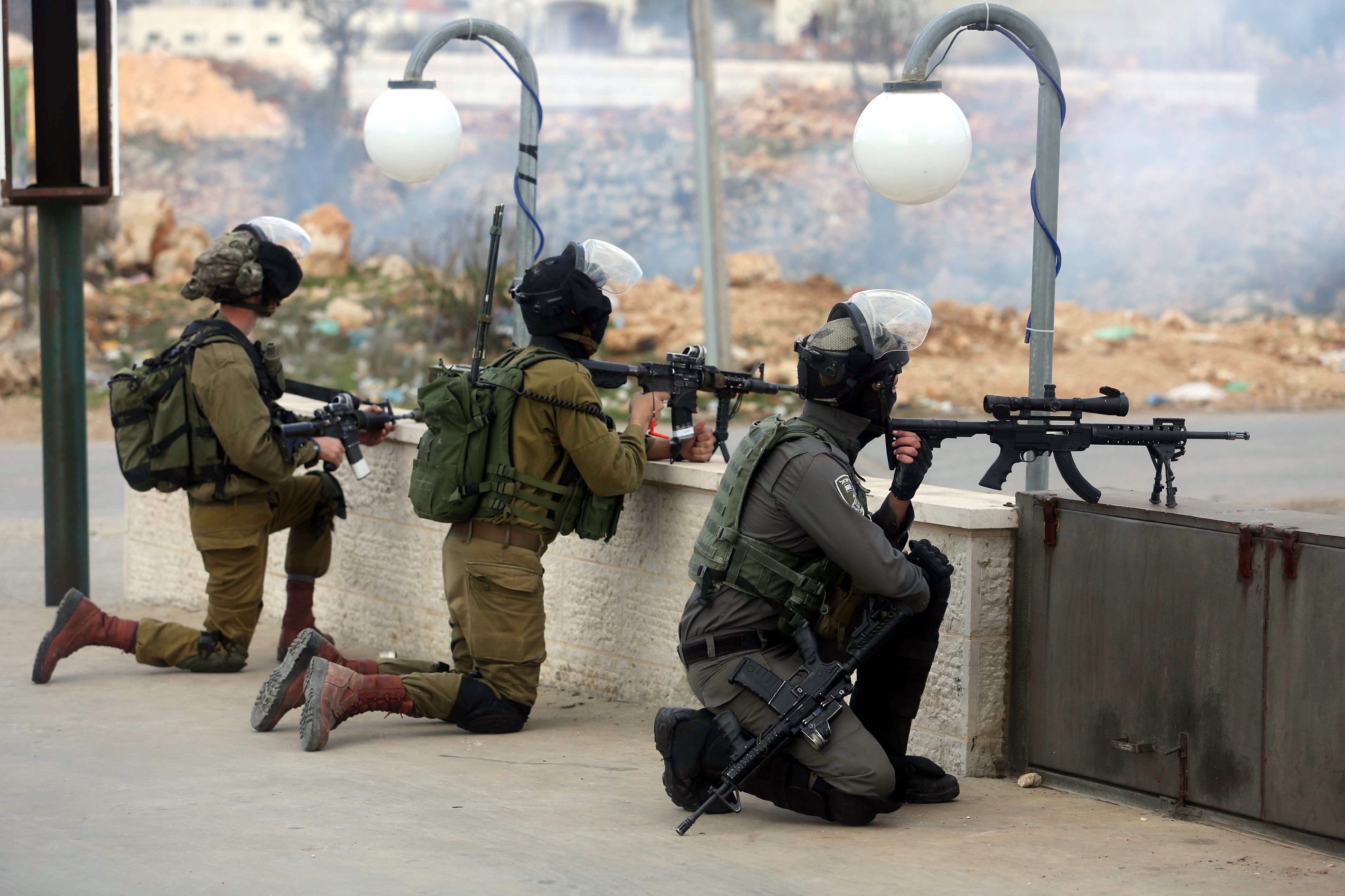 Palestine: Israeli settlers assault taxi driver, shut down road