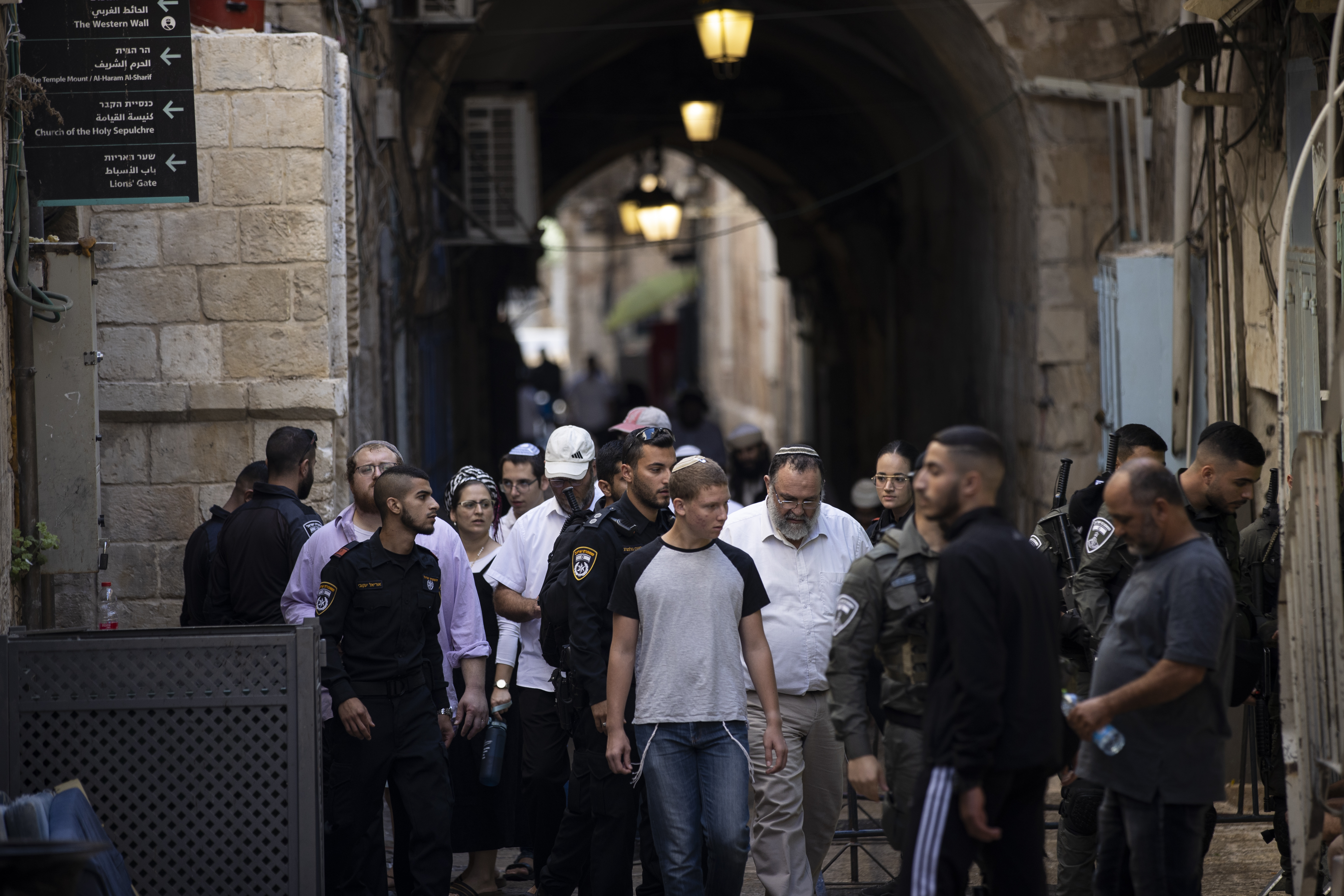 Palestine: Over a thousand Israelis storm Al-Aqsa Mosque complex
