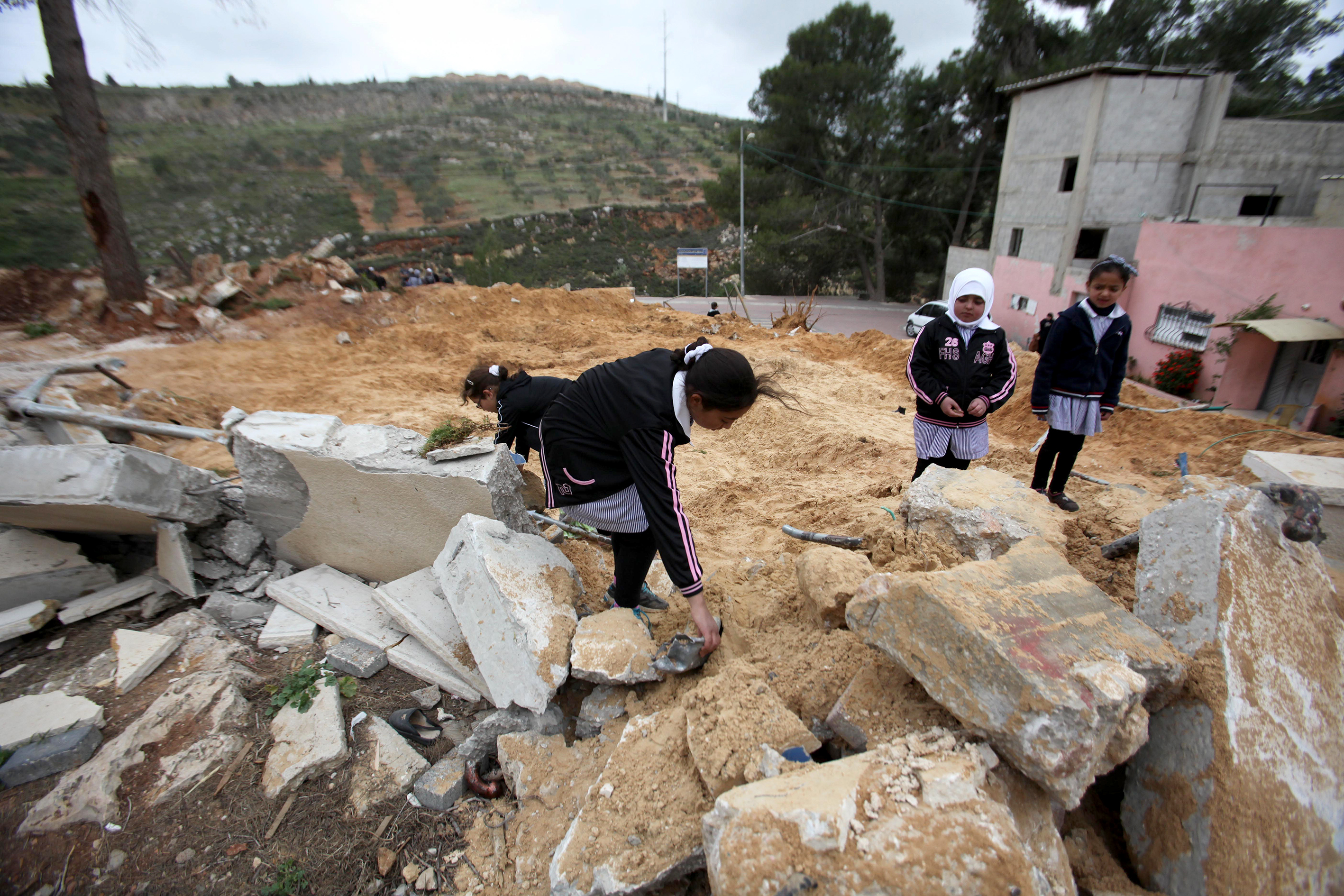 Palestine: 11 schoolgirls suffer effects of teargas inhalation in Hebron