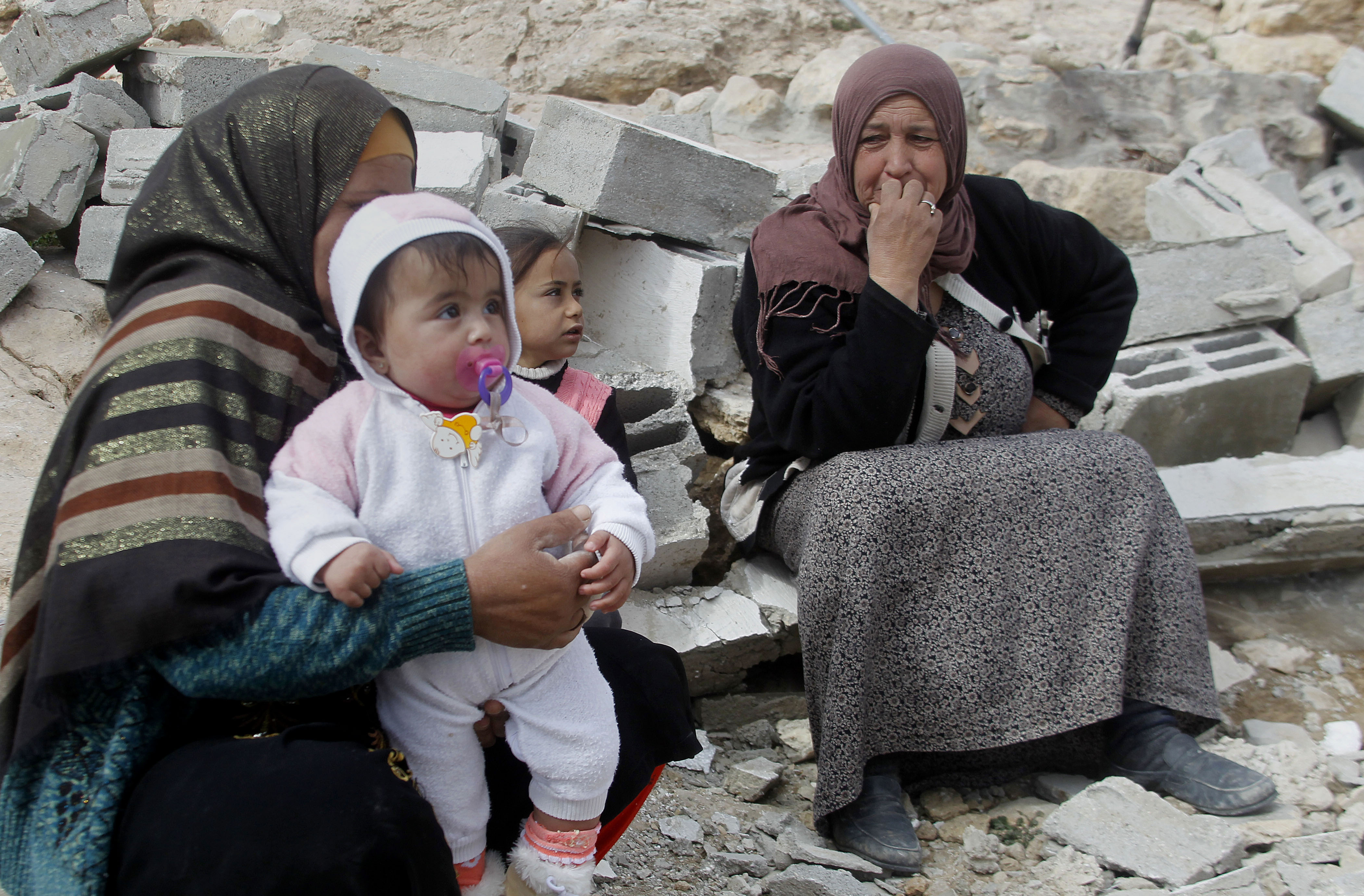 Palestine: Israeli soldiers demolish under-construction home in Jerusalem