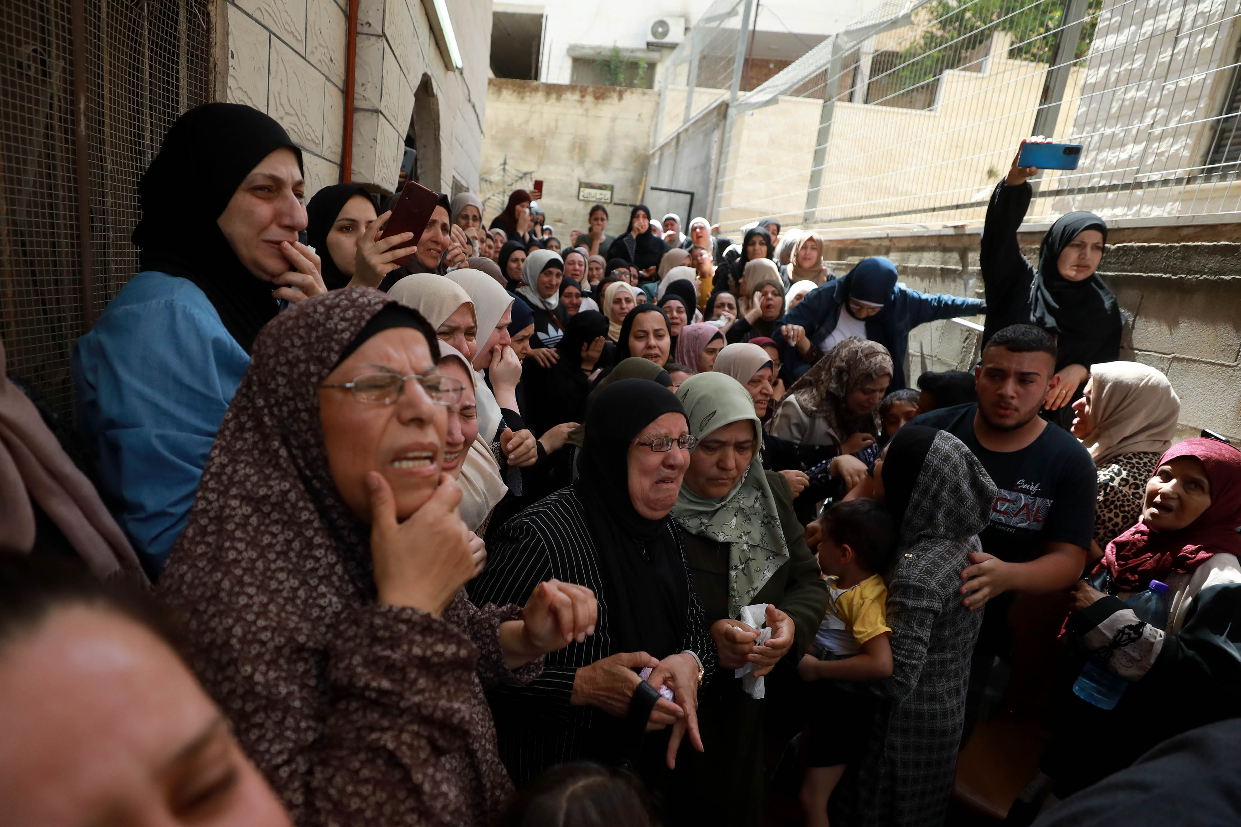 Palestine: Palestinian worker shot dead by Israeli forces in West Bank