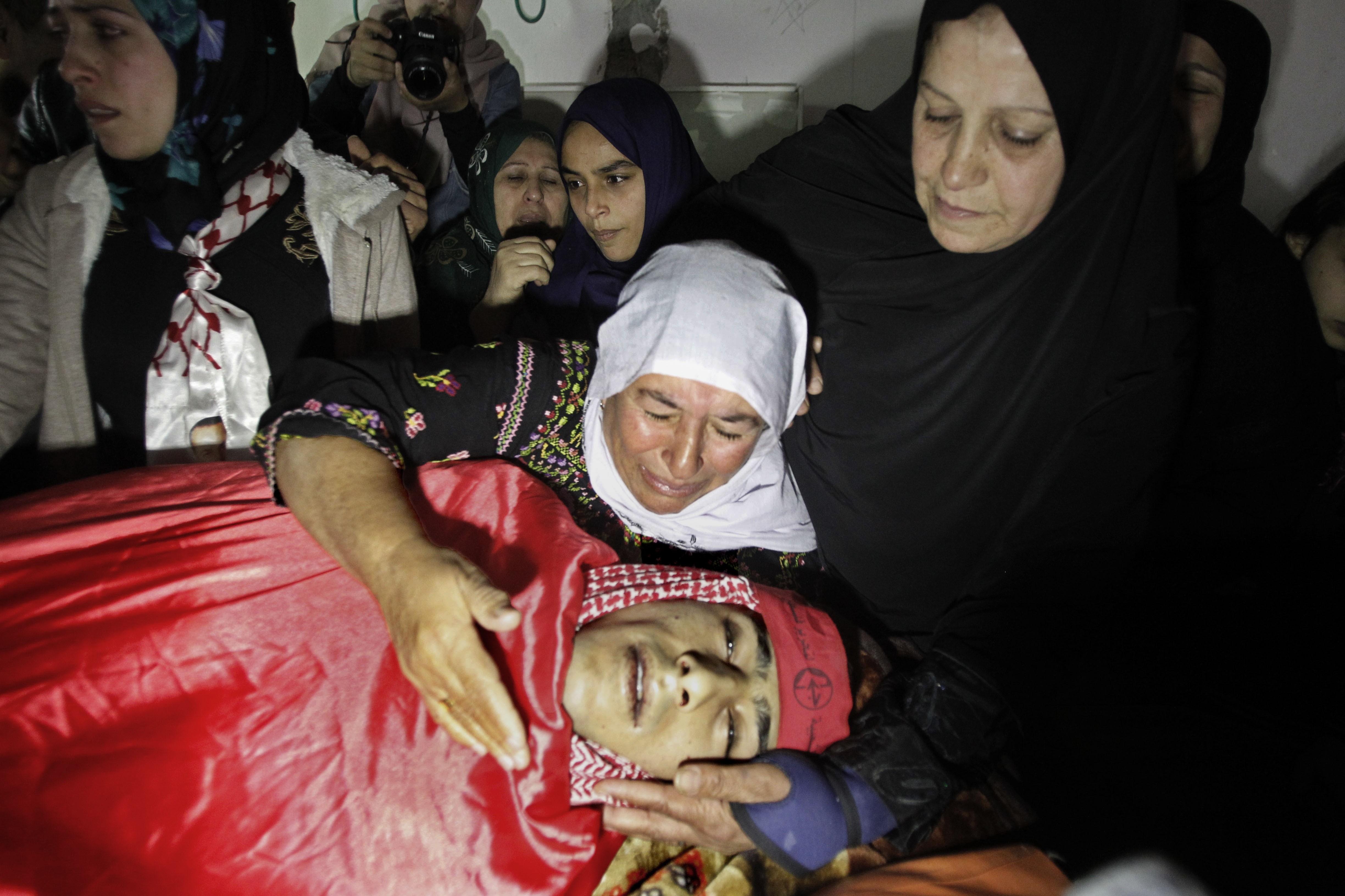 Palestine: Israeli soldiers kill Palestinian in Hebron