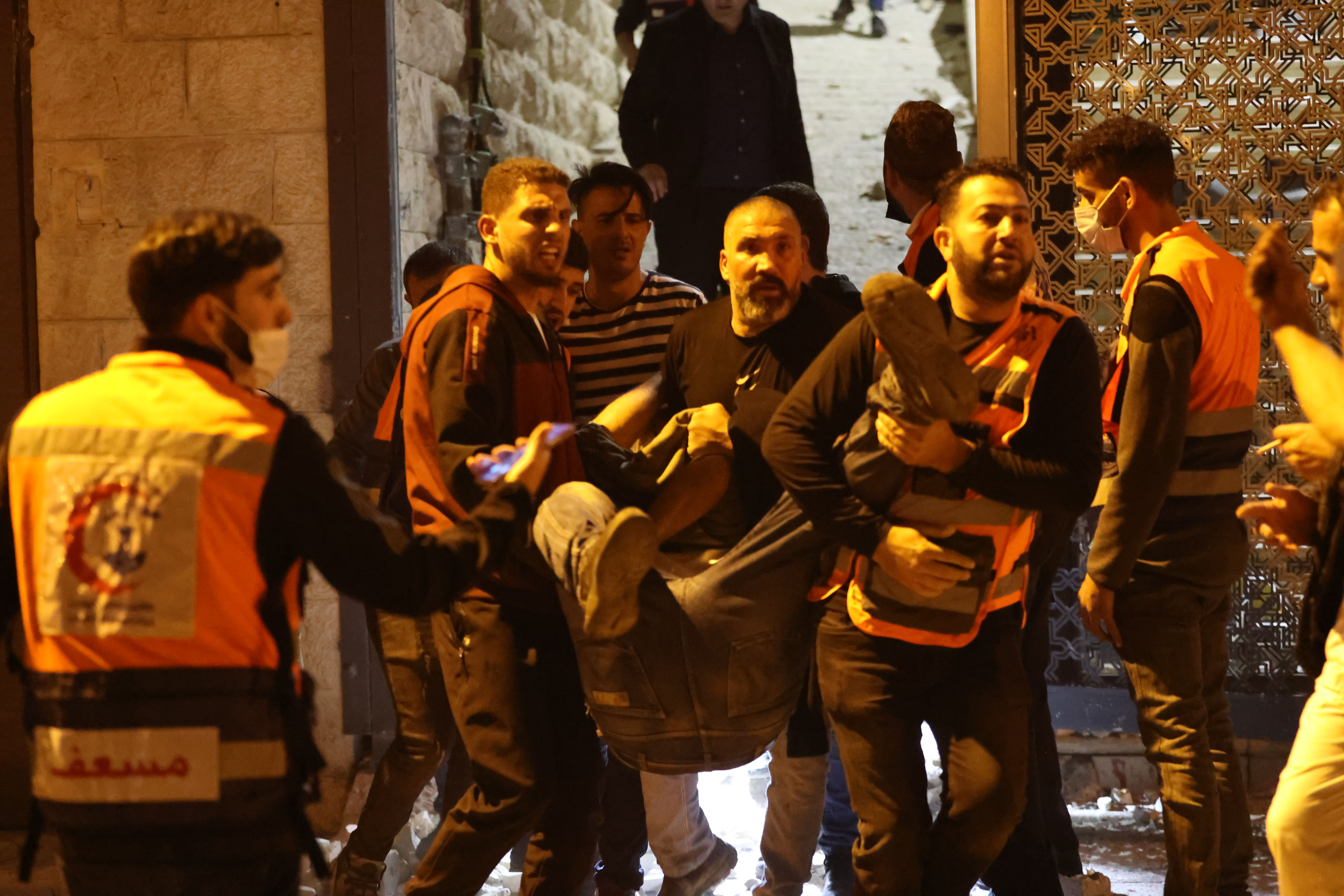 Palestine: Israeli police attack funeral of Palestinian youth, injuring 71 in Jerusalem