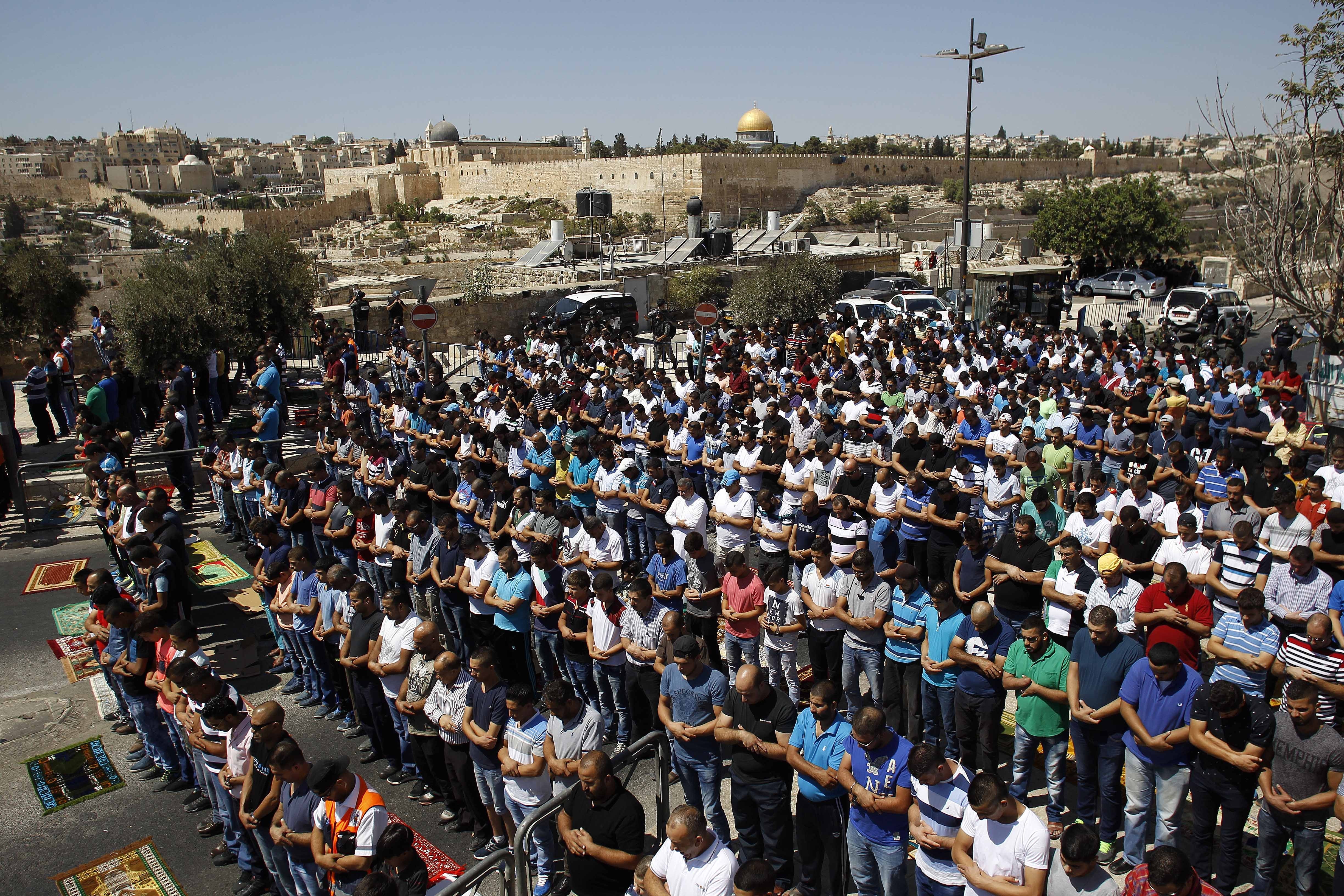 Palestine: Scores of Jewish settlers storm Al-Aqsa complex