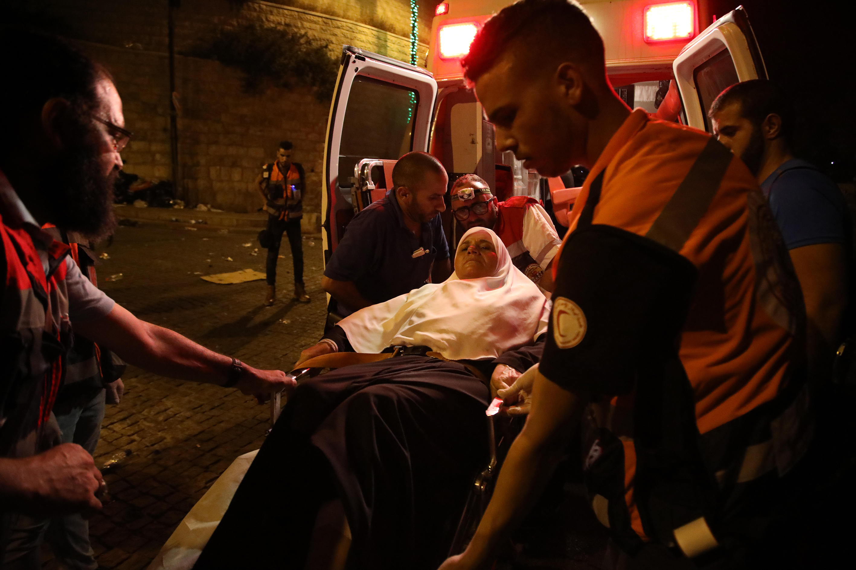 Palestine: Israeli police wound Palestinians near Al-Aqsa Mosque