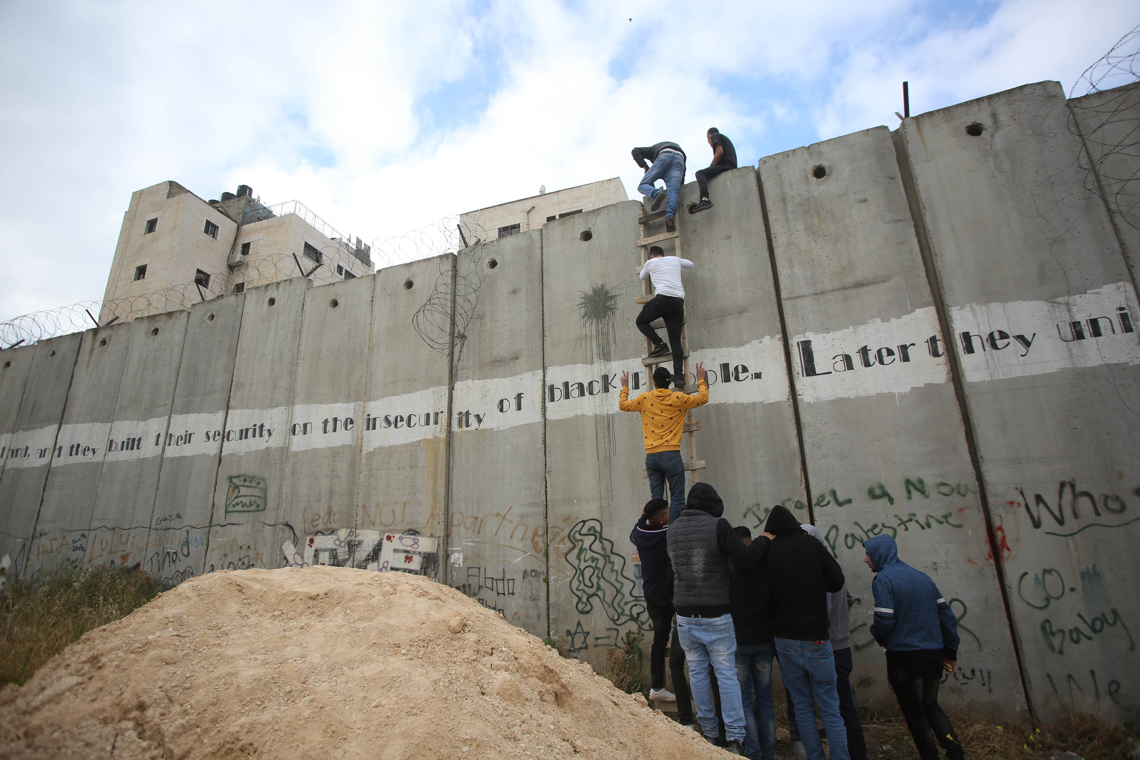 Palestine: Scores of Jewish settlers enter Jerusalem’s Al-Aqsa Mosque