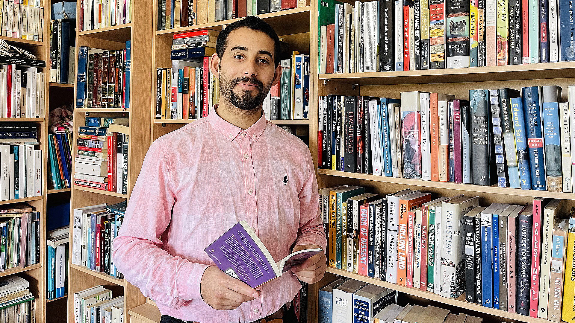 Palestinian poet wins Pulitzer Prize for commentary