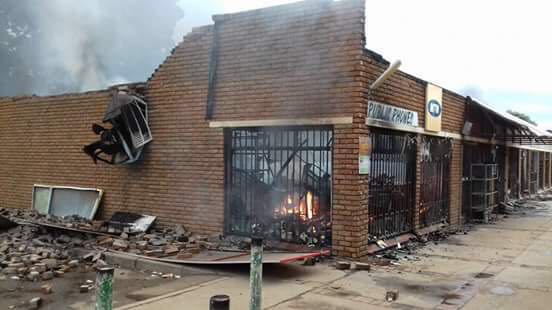 South Africa: Rioters burn mosque, loot & burn Pakistani shops