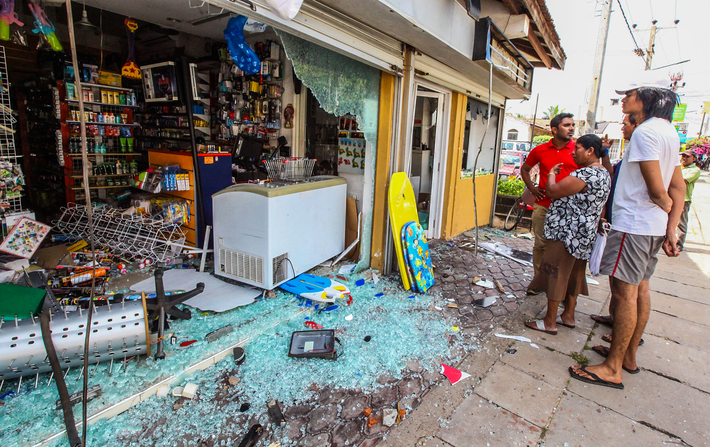 Sri Lanka: Anti-Muslim mob kills Muslim man, attacks Muslim shops, mosques