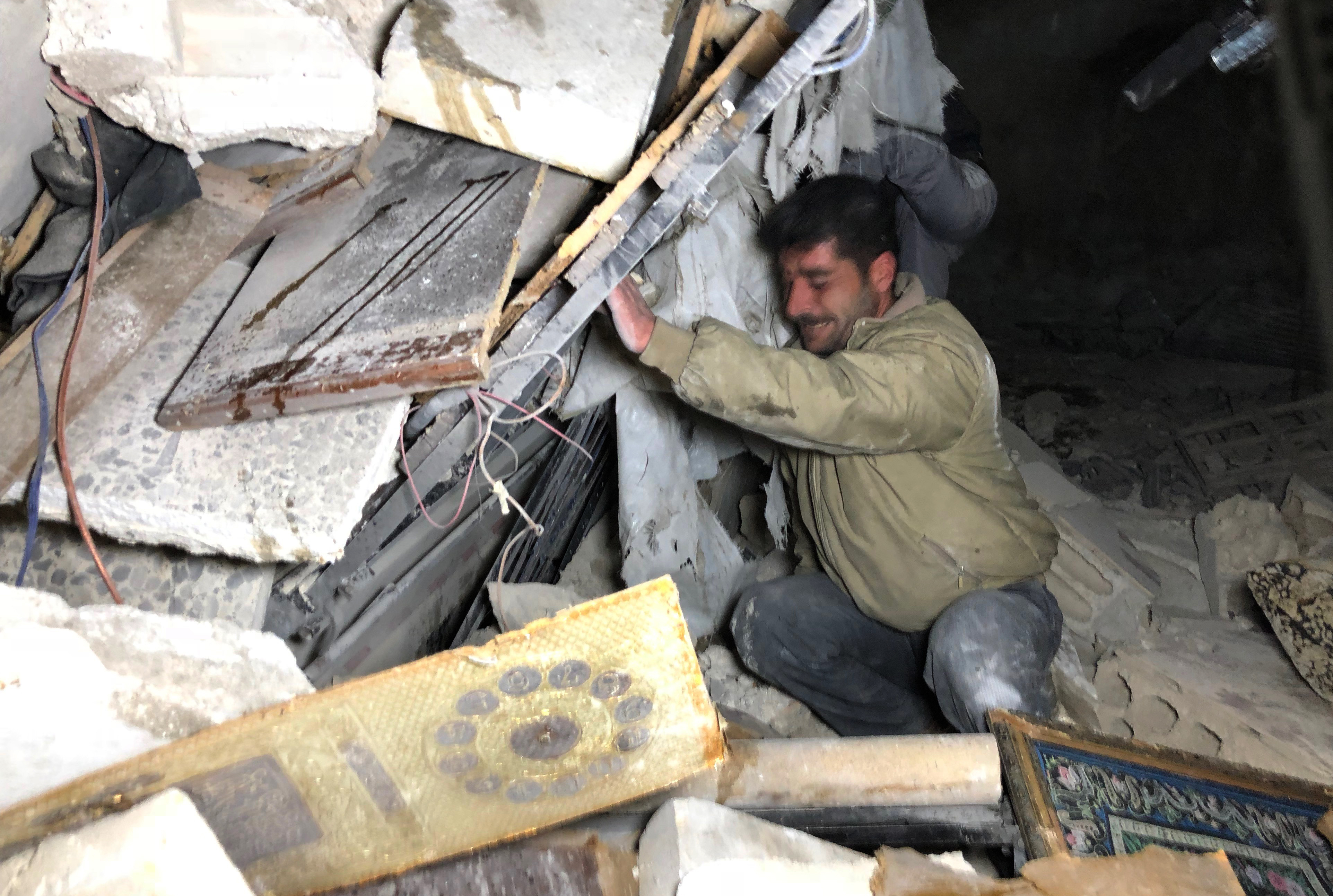 Syria: Airstrikes hit hospital, mosques in Idlib