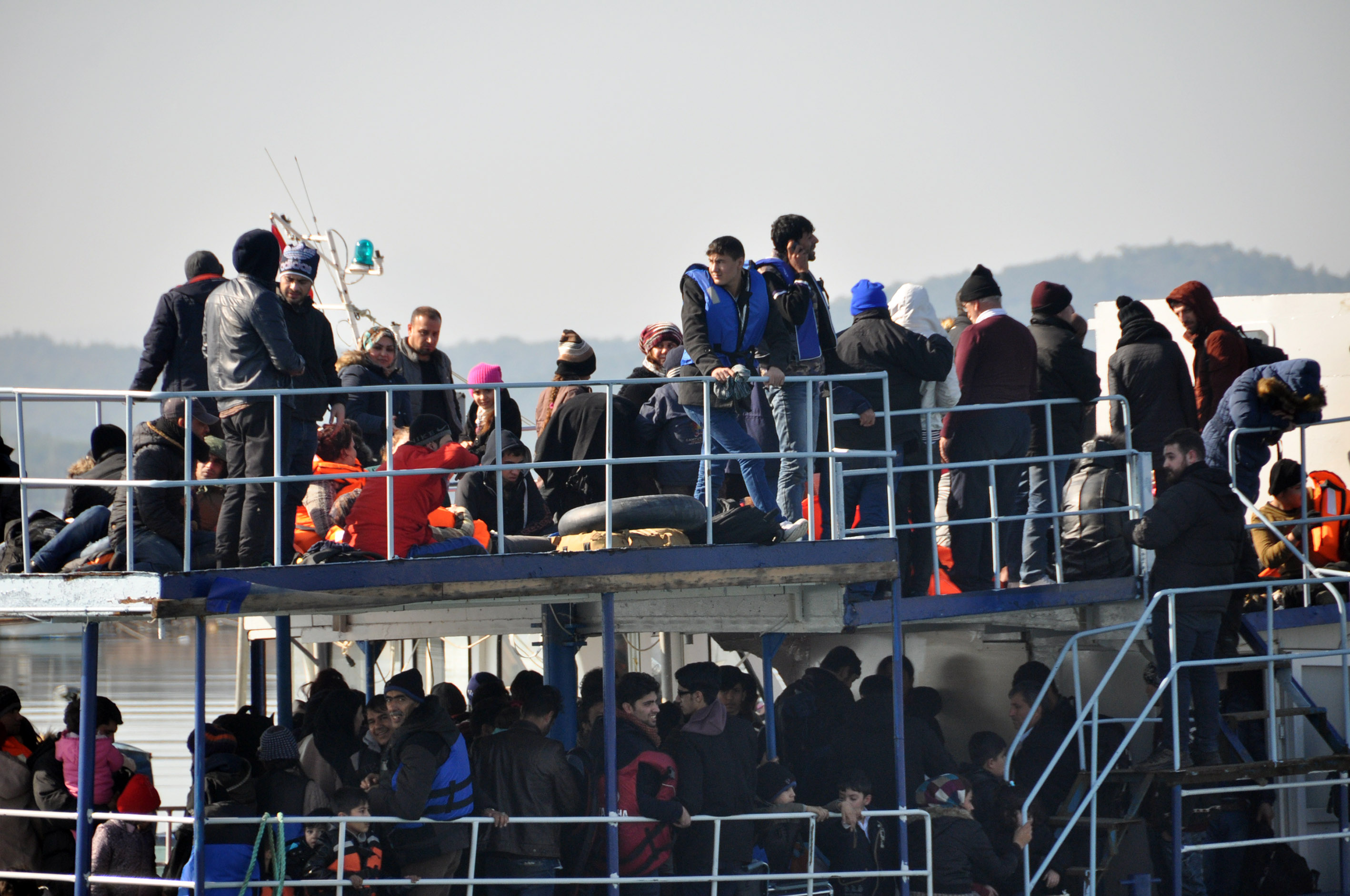 NATO expands Aegean refugee mission, UK to send Royal Navy