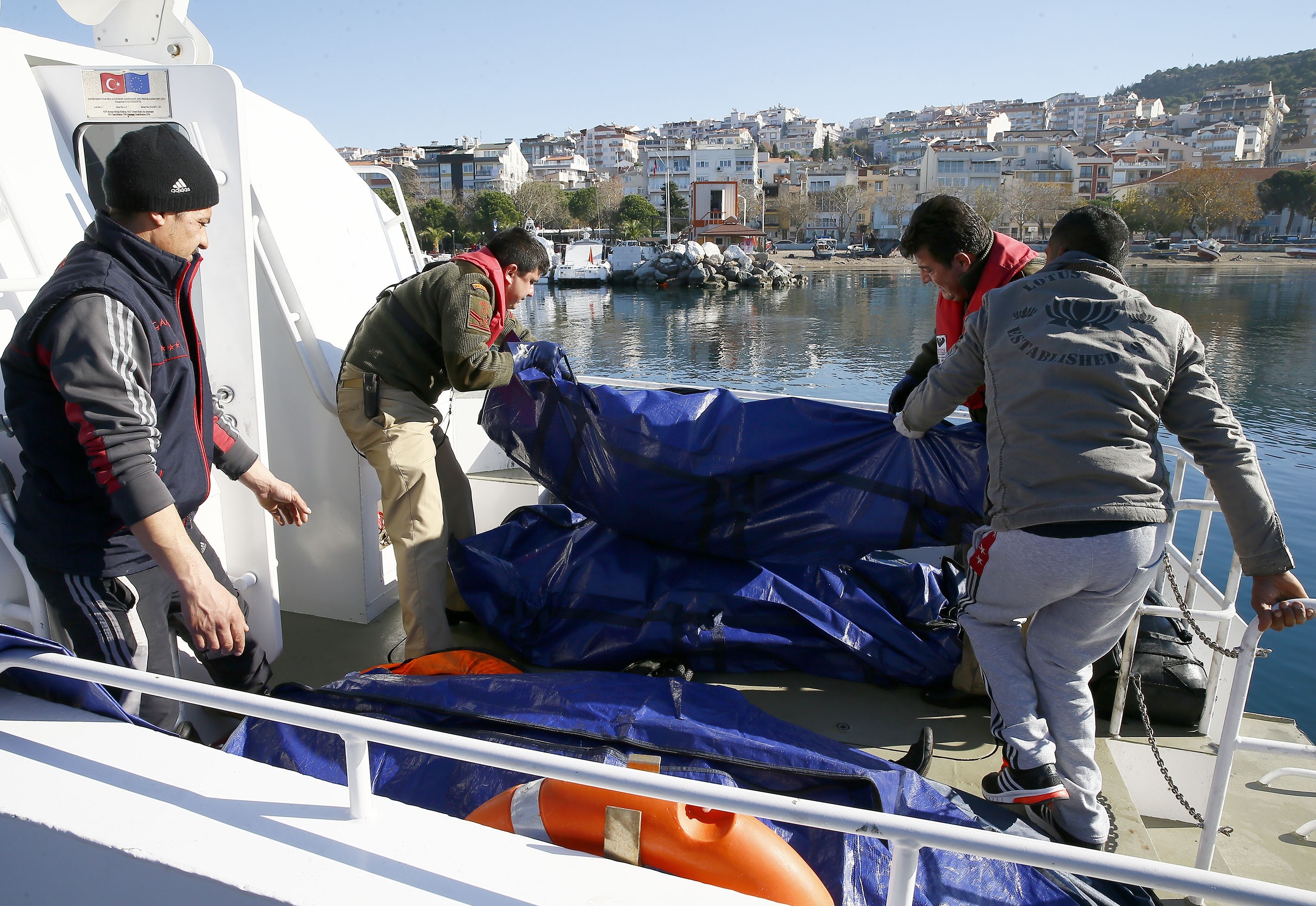 Turkey: Refugee boat sinks off Turkey’s western coast, 20 dead
