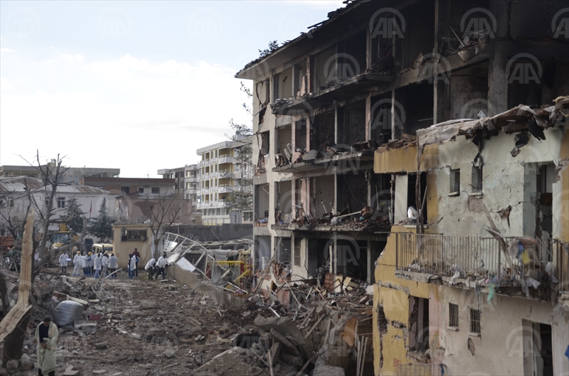 Turkey: 5 killed in bomb attack on police HQ in Diyarbakir