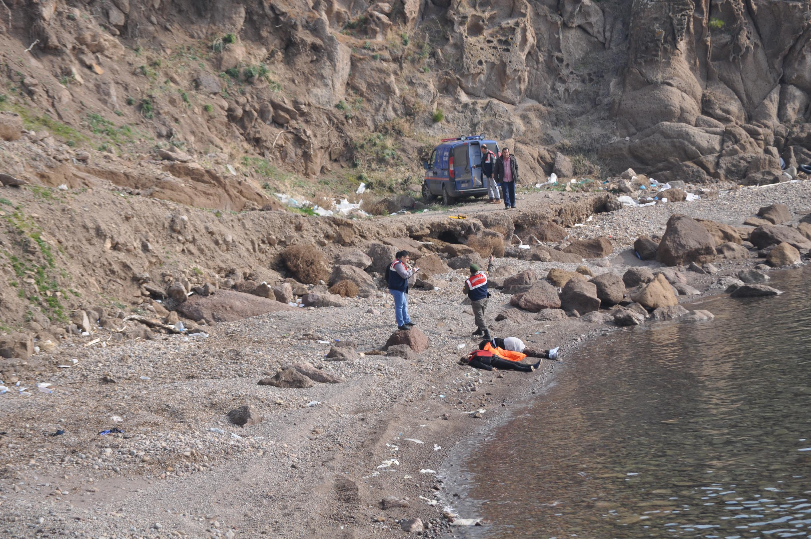 Turkey: Ten dead as refugee boat sinks off western Turkey