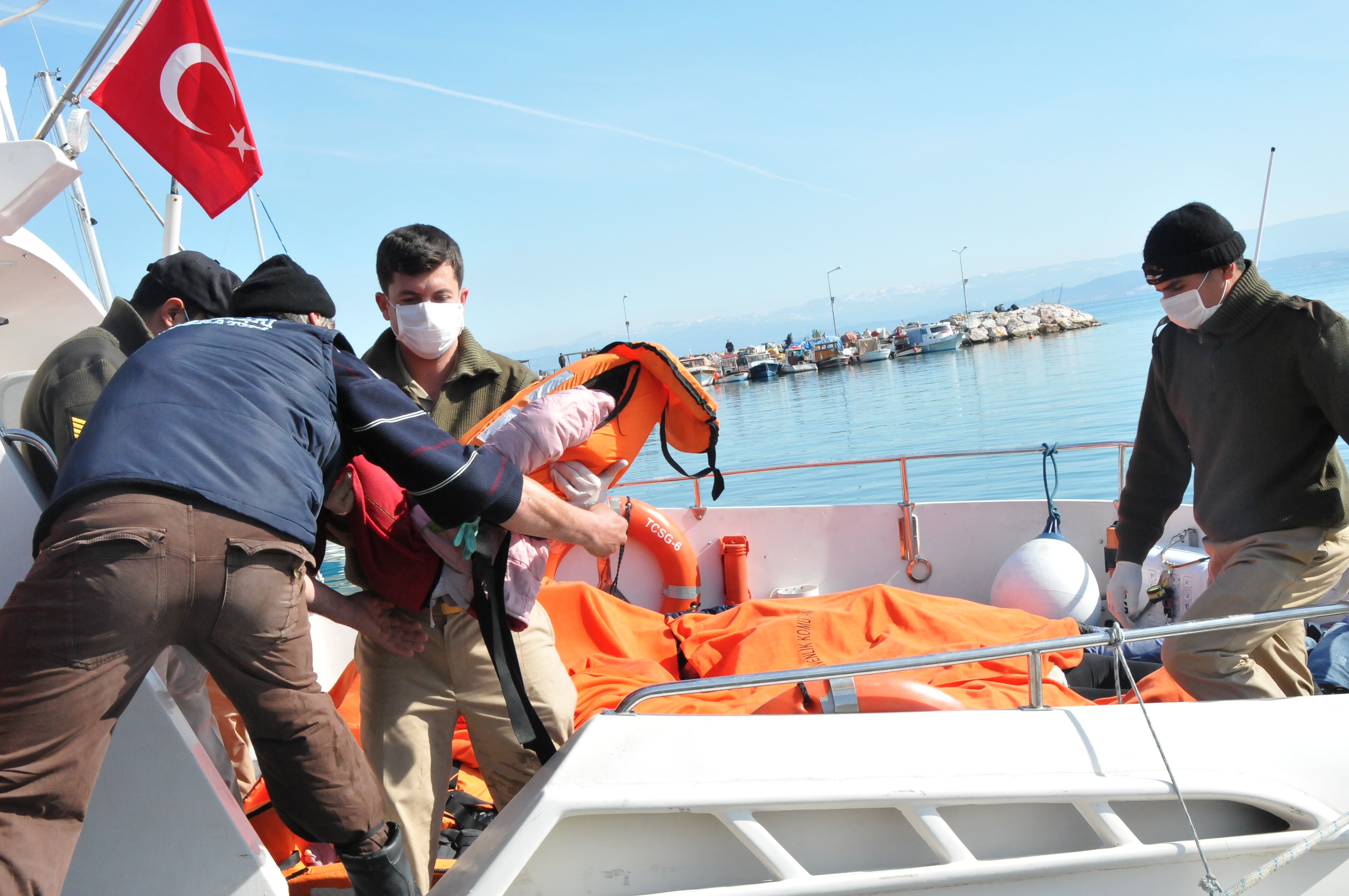 Turkey: 11 dead as migrant boat sinks off Izmir