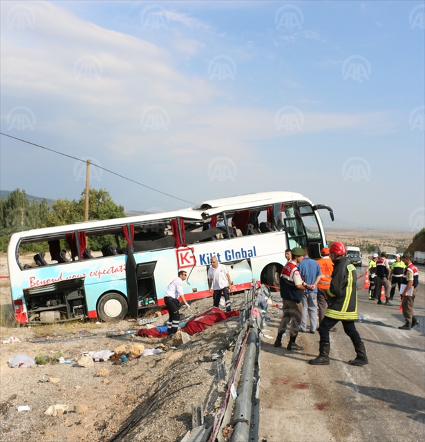 Turkey: 9 Syrians die as overcrowded minibus crashes