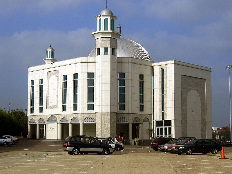 UK: Fire breaks out in Baitul Futuh center in S London