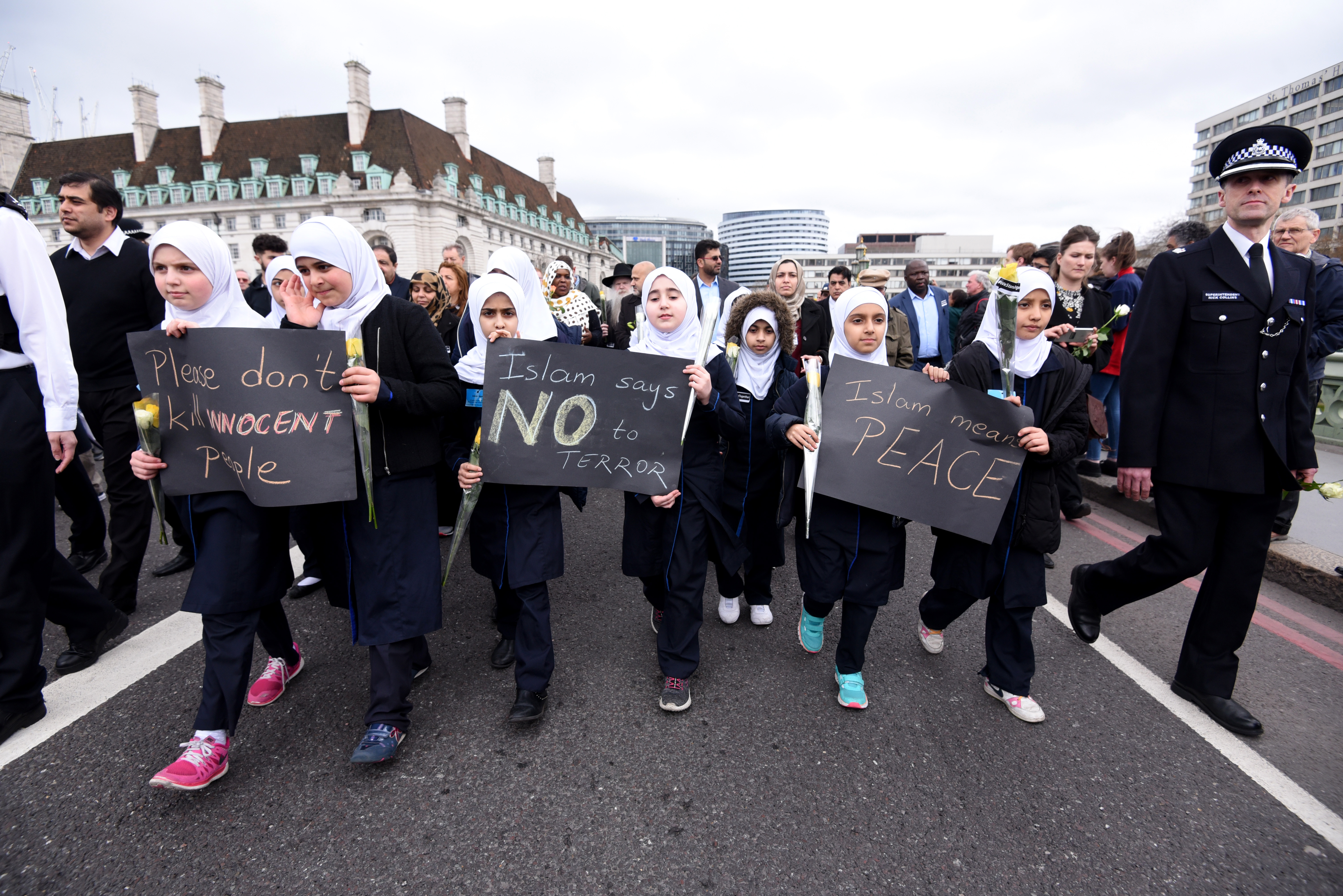 UK: Hundreds show unity in Westminster Bridge vigil