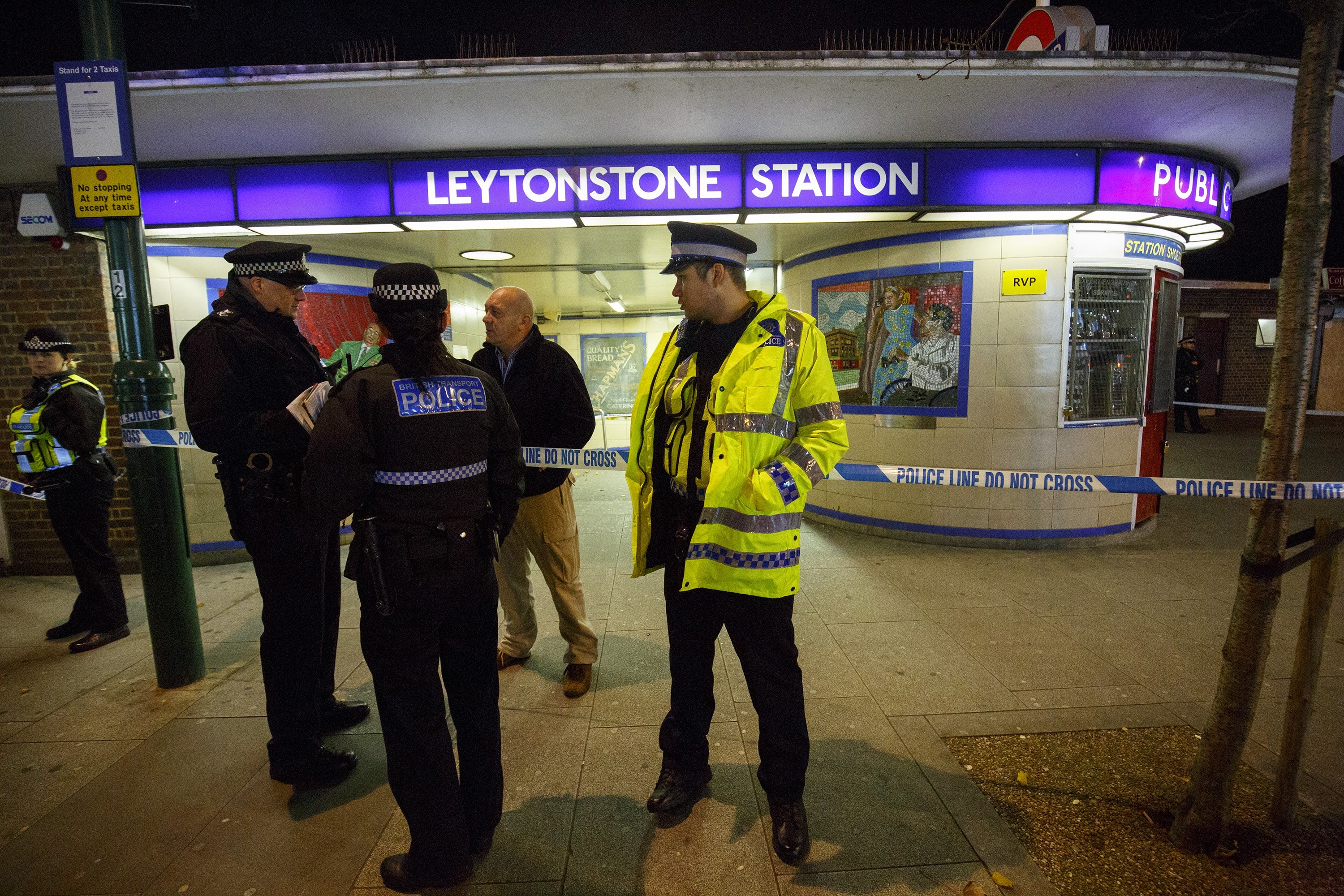 UK: Police arrest man in London Tube ‘terrorist incident’