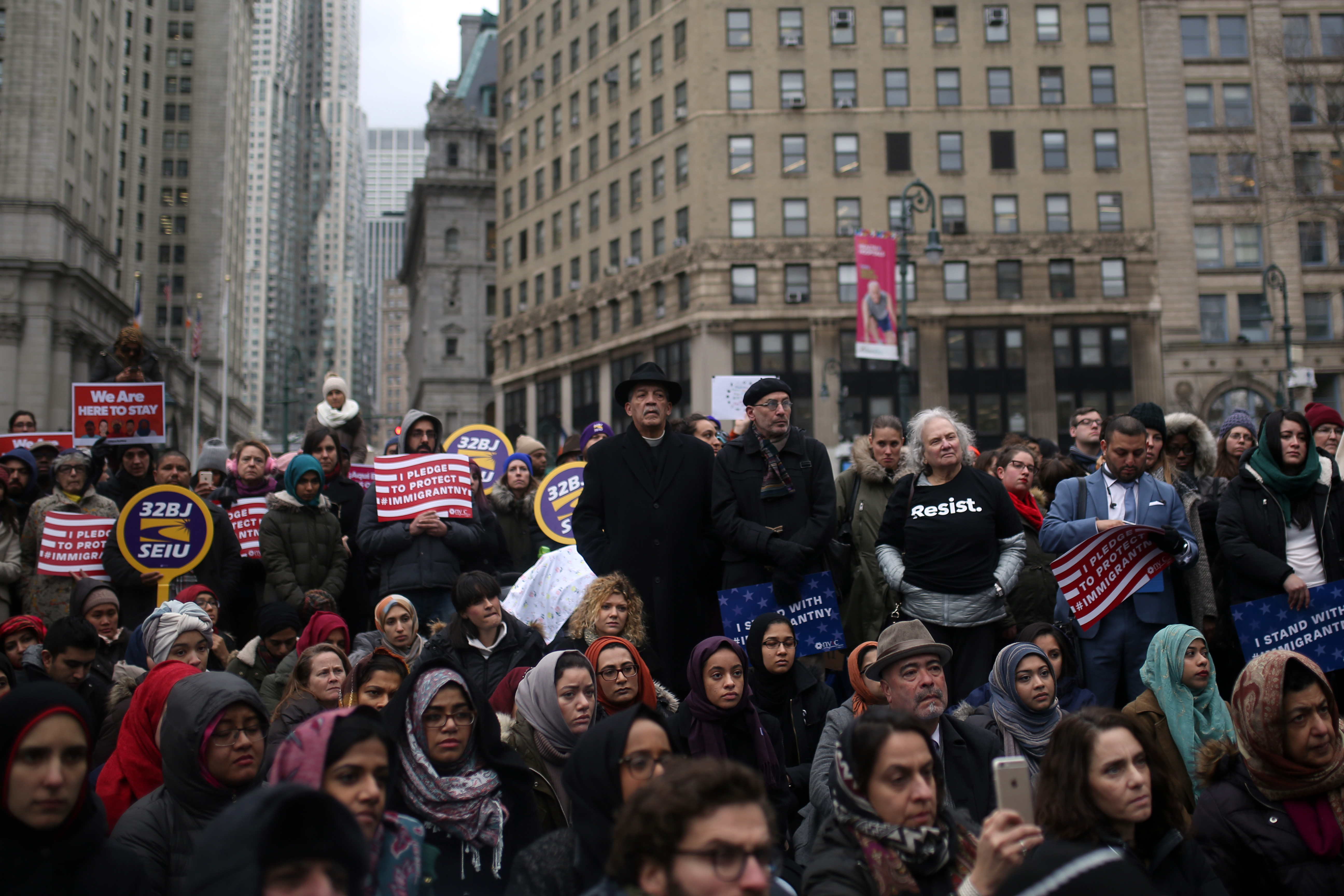 US: Trump signs executive order limiting refugee entry