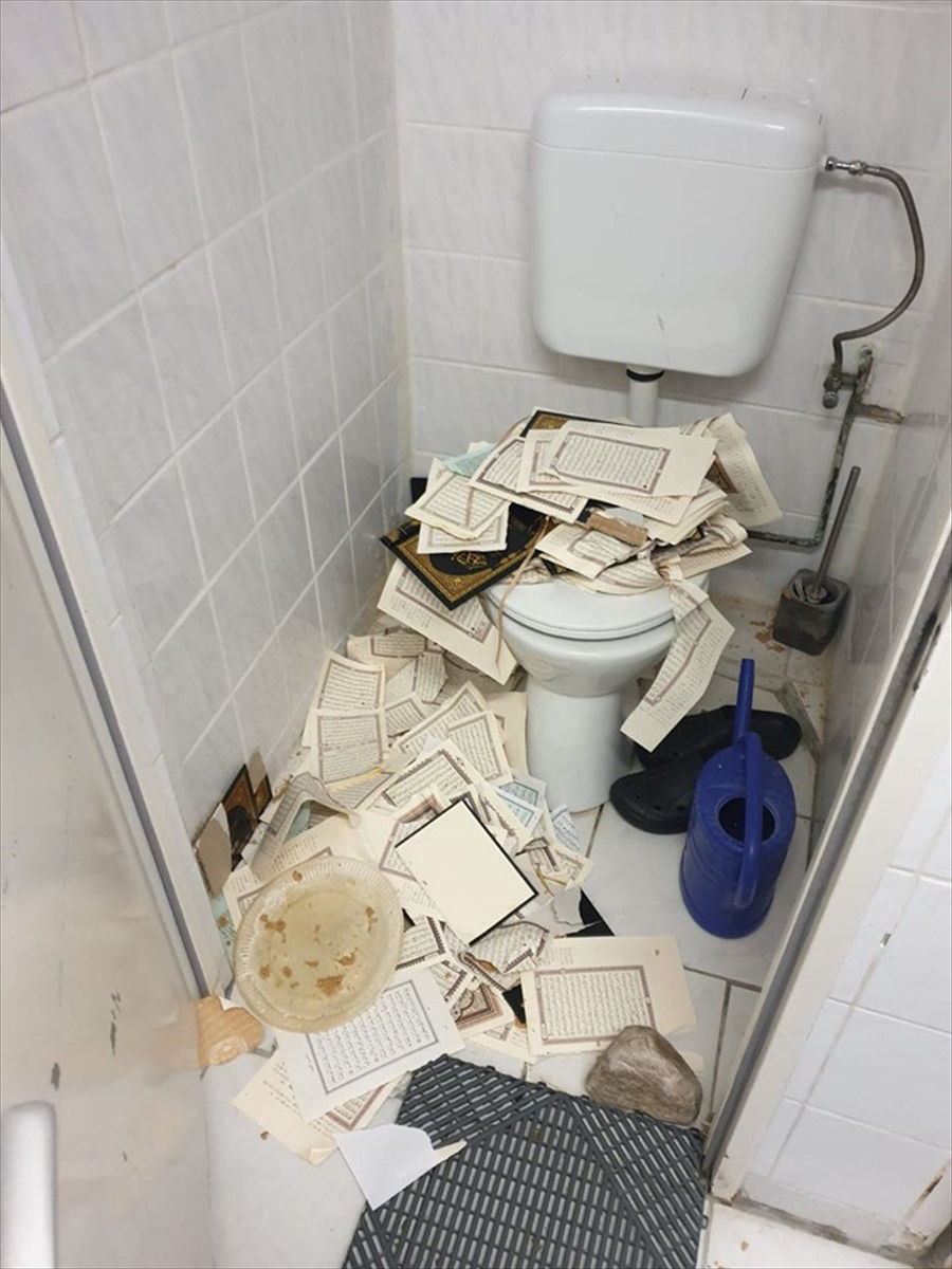Vandals target three mosques in Germany