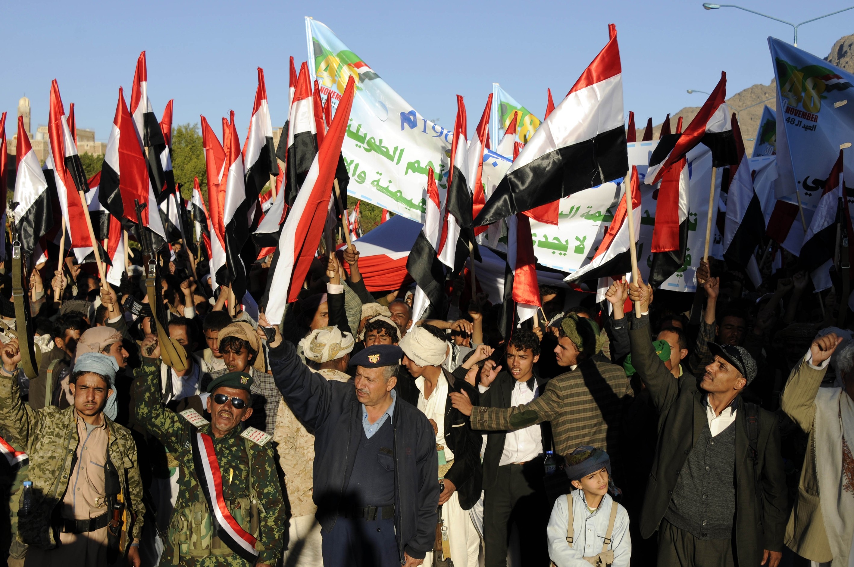 Yemen: Houthi rebels attack Saudi warship off Yemen