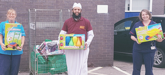 Fundraiser distributes Eid gifts to hospitalised children