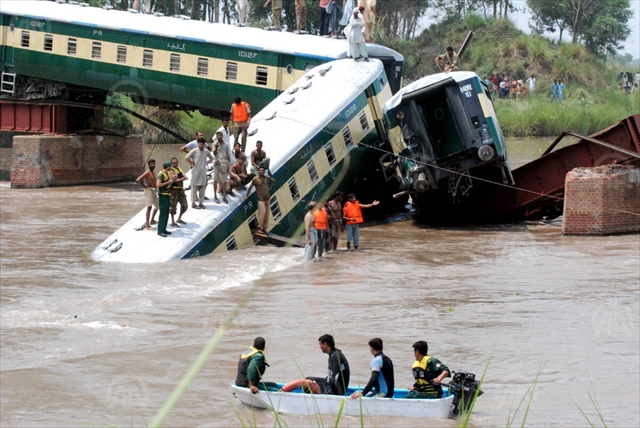Pakistan: 19 killed in train crash