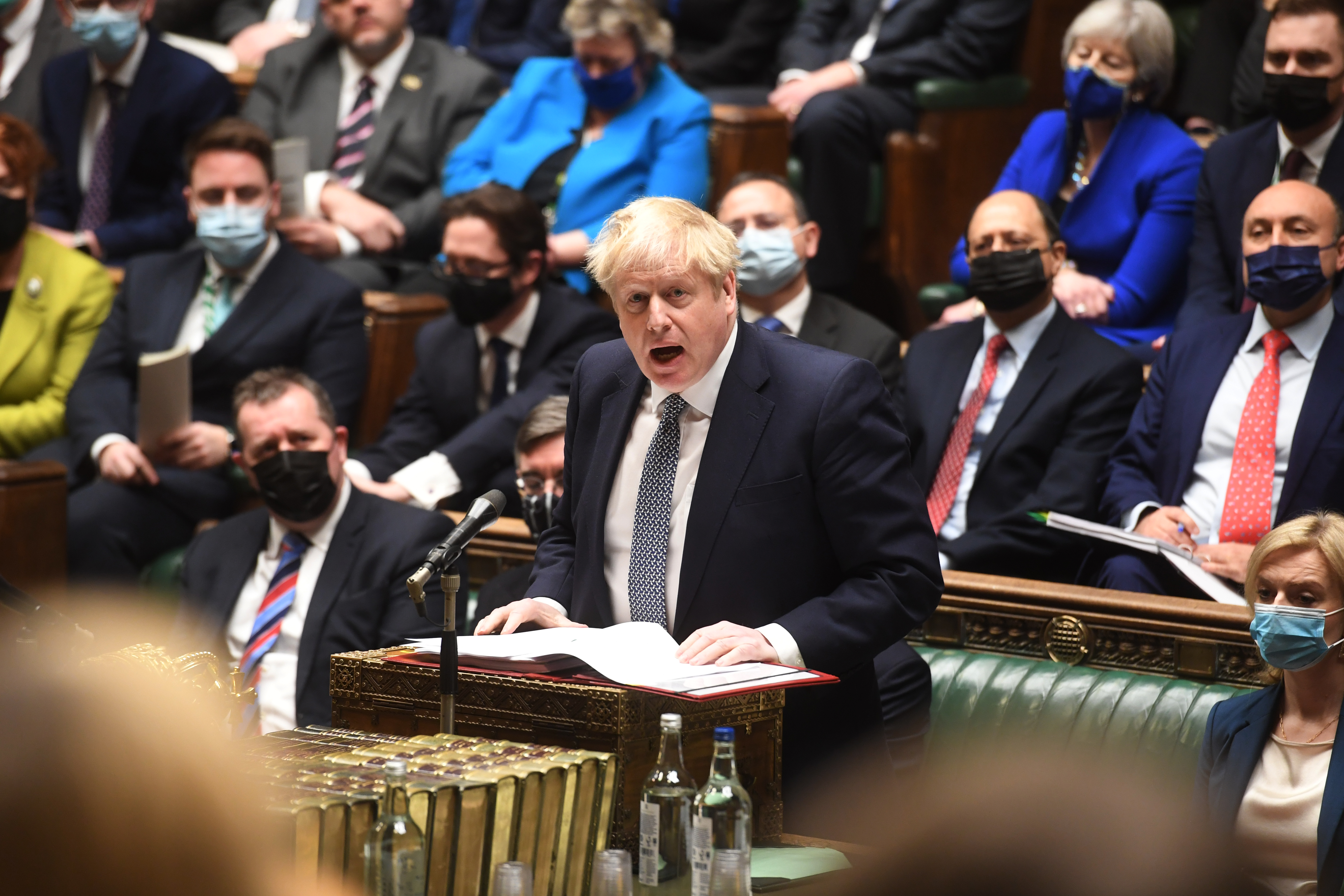 UK: Cabinet backs Johnson despite admission of breaking lockdown